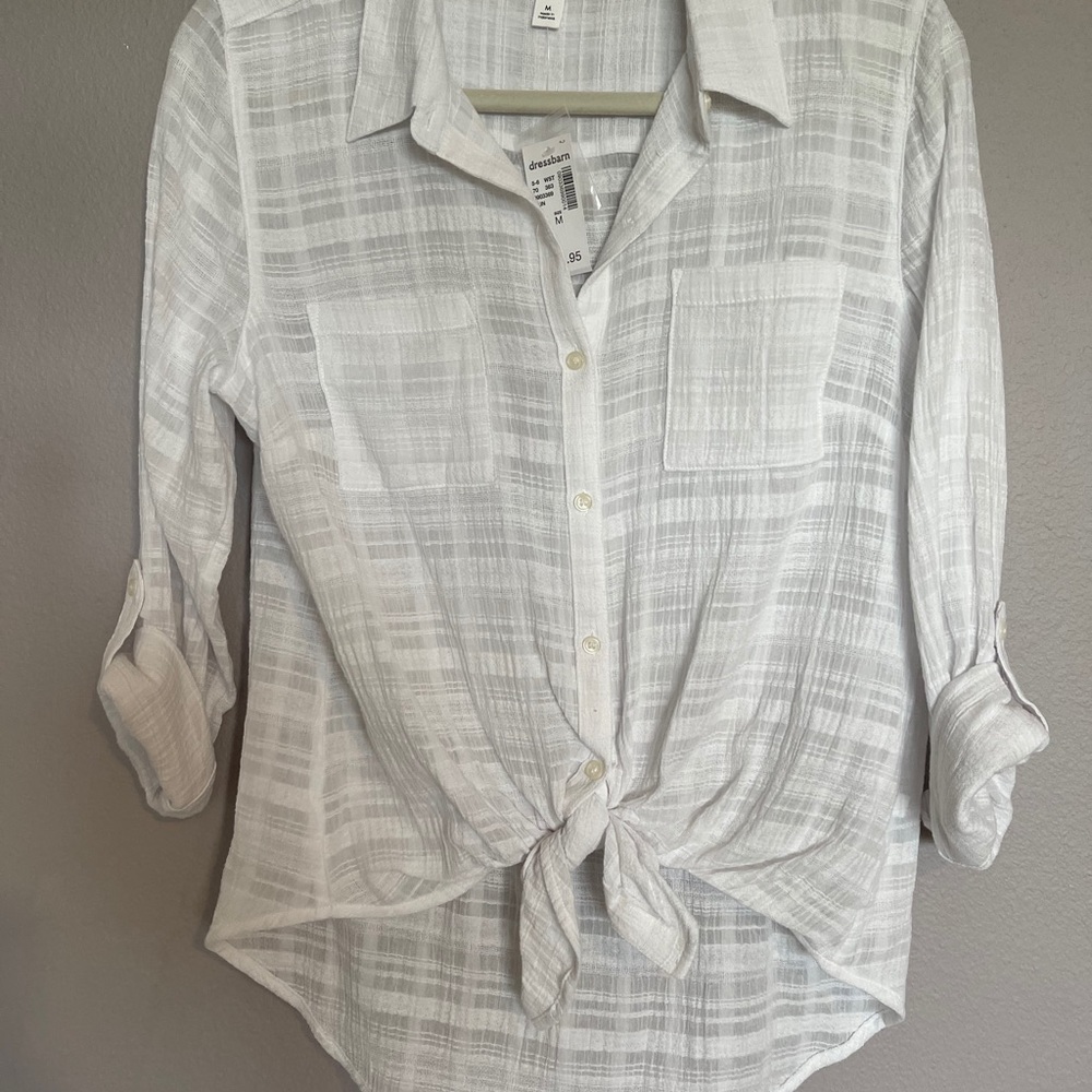 Lightweight 100% cotton cuffed blouse.